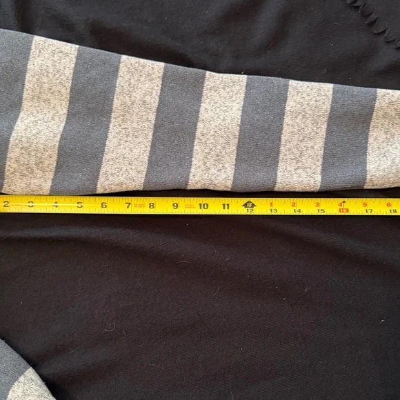 Patagonia Zip-Up 1/2 zip in dark Gray and light grey Stripes kangaroo pocket - Picture 12 of 16